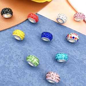 Vista macro de cuentas de cristales de colores con agujeros grandes para pulseras charm