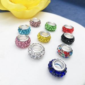Detalle macro de cuentas de arcilla con diamantes de colores para pulseras de joyería DIY