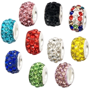 Primer plano de diez cuentas de colores con cristales pavé para pulseras personalizadas