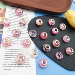 Cuentas rosas de agujero grande para pulseras DIY con varios patrones y texturas