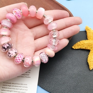 Pulsera de cuentas rosas de agujero grande con diseños de flor de cerezo y mariposas