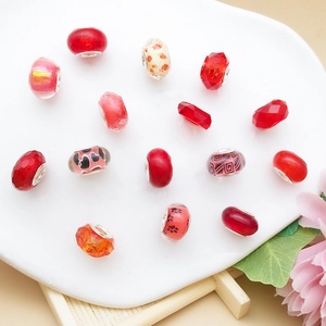 Assortiment rode glazen kralen met luipaard- en bloemmotieven voor DIY-sieraden