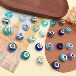 Macro de perles en résine bleue facettée avec noyau métallique et motifs variés