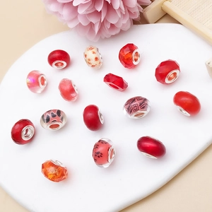 Set van 15 rode DIY glazen kralen met grote metalen gaten voor bedelarmbanden