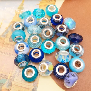 Vue macro de perles en résine bleue facettées avec des noyaux en métal argenté