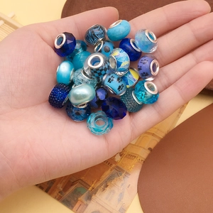 Perles en résine bleue à gros trous pour bijoux DIY avec détails facettés et motifs variés