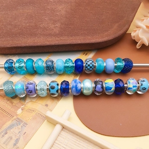 Gros plan de perles en résine bleues aux motifs floraux et pattes pour la bijouterie