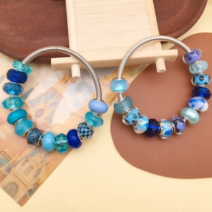 Bracelet à perles bleu océan avec cristaux et breloques en émail sur fil à ressort