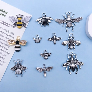 Gedetailleerde set van tien zilveren bijenhangers met gele emaille en strassteentjes voor DIY