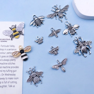 Detail van bijenhangers van legering met emaille en kristallen voor DIY-sieraden maken