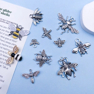 Macrodetail van gemengde bijenhangers van legering met emaille voor doe-het-zelf sieraden