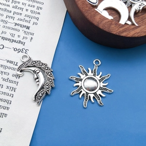 Vue détaillée de breloques soleil et lune en alliage pour création de bijoux DIY