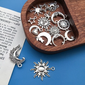 Détails de pendentifs soleil lune étoile en alliage pour bijoux DIY sur un plateau
