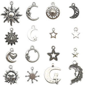 Assortiment de breloques célestes en argent antique avec soleil et lune pour bijoux