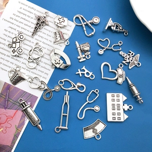 Vue macro de breloques médicales en alliage argenté pour la création de bijoux DIY