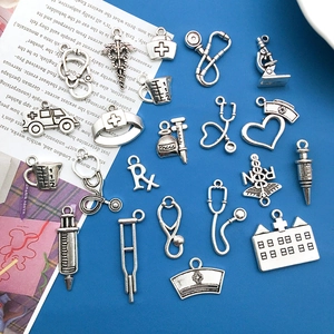 Breloques médicales en argent antique avec seringue et stéthoscope pour bijoux DIY