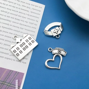 Vue détaillée de pendentifs médicaux avec breloques hôpital et infirmière pour bijoux DIY