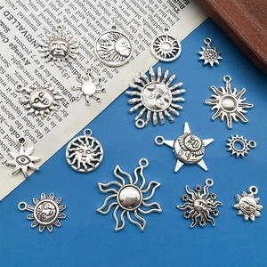 Vue détaillée de breloques célestes en argent antique avec soleil lune et étoiles pour DIY