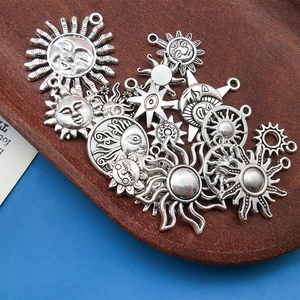 Gros plan de breloques soleil et lune vintage pour bijoux DIY sur support en bois