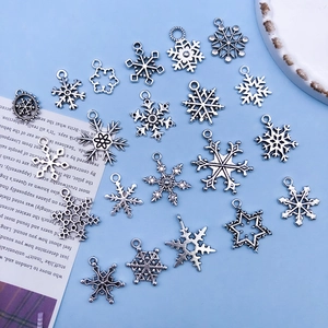Detail verschiedener silberner Schneeflocken-Anhänger für DIY Weihnachts-Schmuck
