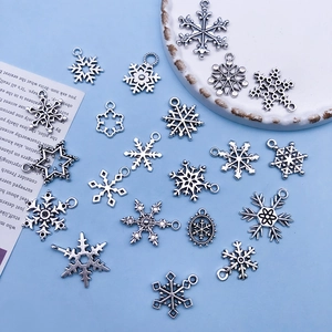 Detailansicht der antiken silbernen Schneeflocken-Anhänger für DIY-Weihnachtsschmuck