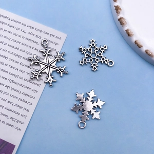 Drei verschiedene silberne Schneeflocken-Anhänger für DIY Armbänder und Halsketten