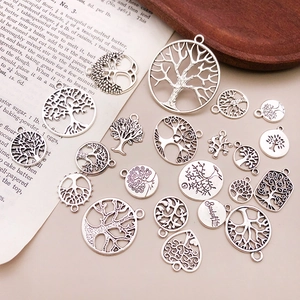 Détail de pendentifs en argent vieilli avec motifs d'arbre de vie pour création bijoux