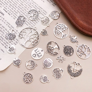 Aperçu d'amulettes Arbre de Vie gravées avec messages inspirants sur papier vintage
