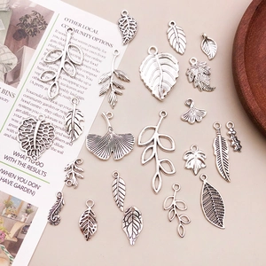 Detailliertes Set aus silbernen Legierungsanhängern mit Ginkgo- und Ahornblatt für DIY-Schmuck