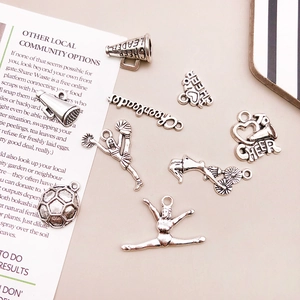 Vue macro des pendentifs de pom-pom girl en alliage argenté et breloques sport DIY