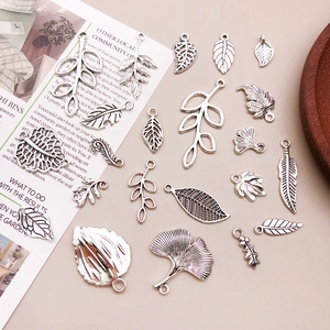 Detailansicht von Vintage-Silber-Blattanhängern wie Ginkgo- und Ahornblättern