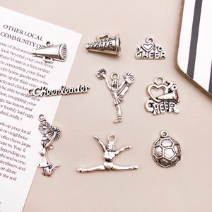 Vue détaillée de breloques de pom-pom girl en argent avec mégaphones pour bijoux DIY