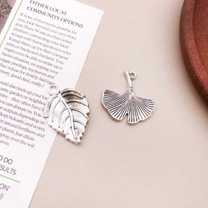 Detailaufnahme silberner Ginkgoblatt-Anhänger mit feiner Aderung für DIY-Schmuck