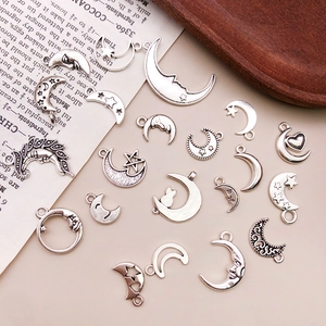 Makroansicht verschiedener Mond- und Sternanhänger aus Silberlegierung für DIY-Schmuck