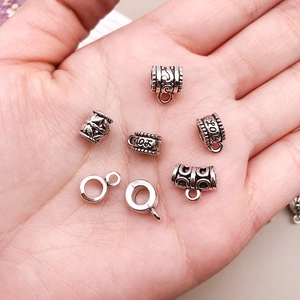 Primer plano de colgantes de plata antigua para pulseras y collares de bricolaje