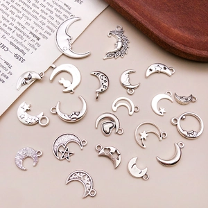 Set aus Vintage-Silberanhängern mit Mondmotiven für die DIY-Schmuckherstellung