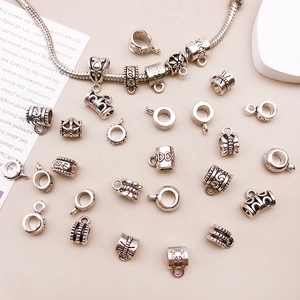 Vista macro de cuentas de aleación de plata vintage para joyería DIY con colgantes de LOVE