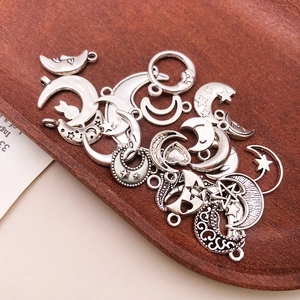 Makro-Detail gemischter Mondanhänger aus Legierung in Altsilber für DIY-Schmuck