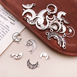 Nahaufnahme von Vintage-Silber-Mond- und Sternanhängern aus Legierung für DIY-Schmuck