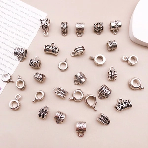 Detalle de colgantes de aleación de plata antigua con motivos de corazón y flores para joyas