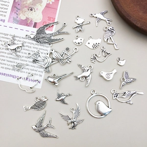 Colección de colgantes de pájaros en plata antigua con golondrinas para joyería DIY
