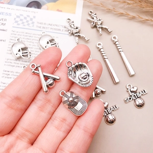 Detailaufnahme der antik-silbernen Baseball- und Softball-Anhänger aus Metall für DIY-Schmuck