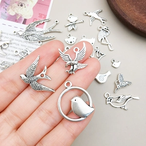 Dijes de aleación de pájaros y flamencos en plata antigua para joyería y manualidades