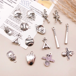 Detailansicht der Vintage-Silber-Baseball-Anhänger für DIY-Schmuck und Bastelarbeiten