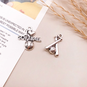 Details von Vintage Silber Softball Anhängern mit Schlägern und I Love Softball Text