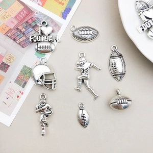 Detailset aus silbernen Football-Anhängern mit Helmen und Sportler-Motiven für DIY-Schmuck