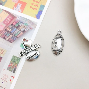 Nahaufnahme von antiken Fußball-Anhängern aus Legierung für DIY-Schmuck und Sportzubehör