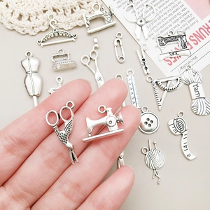 20 pendentifs vintage en argent sur le thème de couture incluant ciseaux et machine