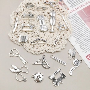 Vue détaillée de pendentifs de couture vintage en alliage pour création de bijoux DIY