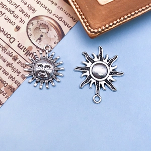 Detailansicht von Vintage-Sonnenanhängern aus Silber für DIY-Schmuckherstellung